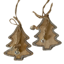 Twee houten kerstboomhangers met zilveren belletjes, 7cm