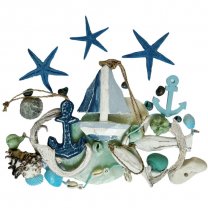 Blauwe en zeegroene schelpenmix met zeesterren, bootje, visje en houten ankers